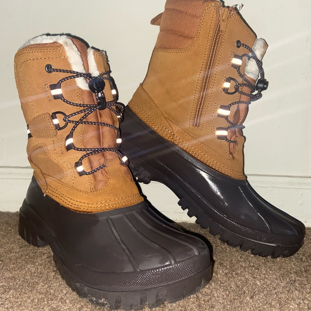 Youth size 6/womens 7.5 insulated snow boots